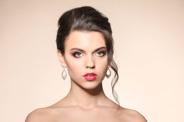Портрет молодой женщины с красивым профессиональным макияжем на цветном фоне
 - Фото, изображение