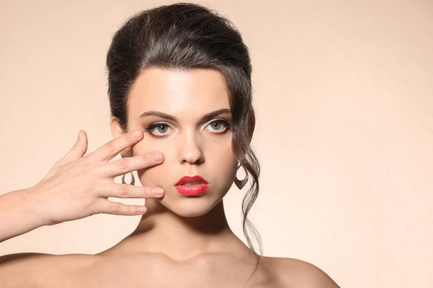 Portrét mladé ženy s krásným profesionální make-up na barvu pozadí - Fotografie, Obrázek