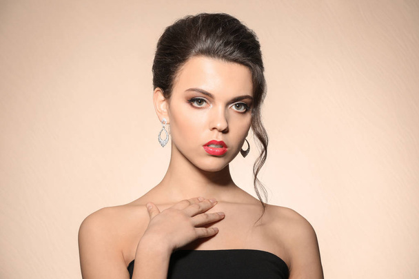 Portret van een jonge vrouw met mooie professionele make-up op kleur achtergrond - Foto, afbeelding