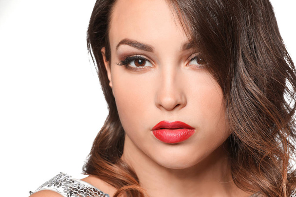 Portret van een jonge vrouw met mooie professionele make-up op witte achtergrond, close-up - Foto, afbeelding