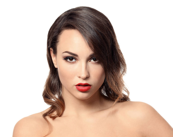 Porträt einer jungen Frau mit schönem professionellem Make-up auf weißem Hintergrund - Foto, Bild