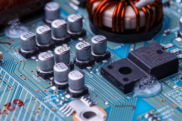 placa de circuito impreso con chips y componentes de radio electrónica - Foto, Imagen