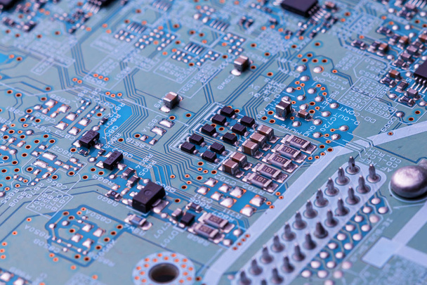 Leiterplatte mit Chips und Funkkomponenten Elektronik - Foto, Bild