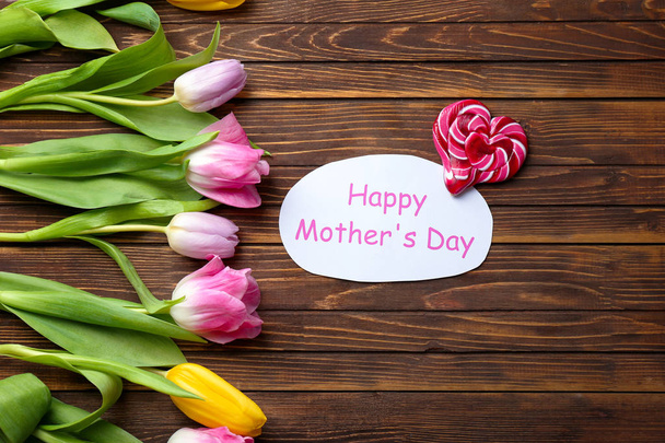 Bellissimi tulipani, caramelle e carte fatte a mano per la festa della mamma su sfondo di legno, vista dall'alto
 - Foto, immagini