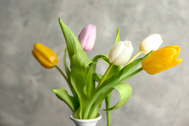 Wazon z piękne tulipany na szarym tle - Zdjęcie, obraz