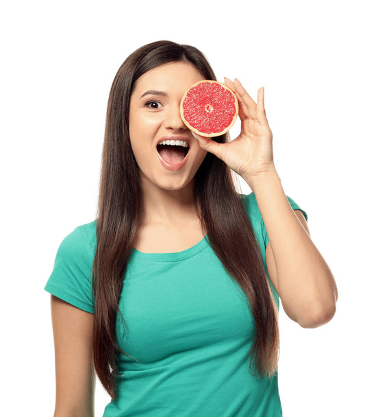 Emotionele jonge vrouw met citrus vruchten op witte achtergrond - Foto, afbeelding