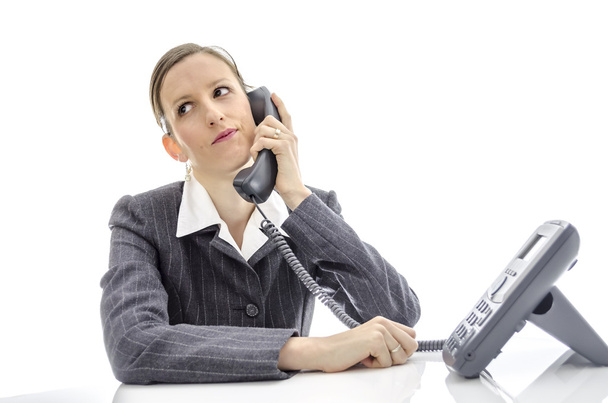Mujer impaciente haciendo una llamada telefónica
 - Foto, imagen