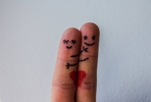 ένα ζευγάρι από δάχτυλα δείχνουν την αγάπη - Φωτογραφία, εικόνα
