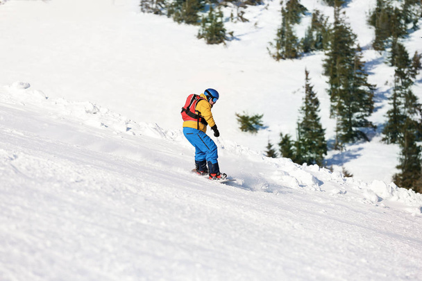 Snowboarder on ski piste - Фото, зображення