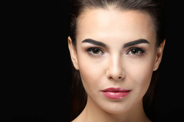 Young woman with beautiful eyebrows - Foto, immagini