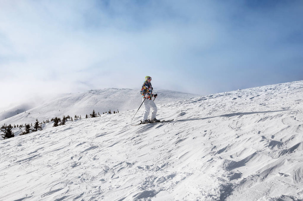 Woman skiing on piste   - Fotografie, Obrázek