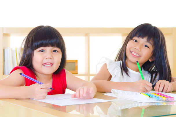 asiatische Kinder zeichnen - Foto, Bild