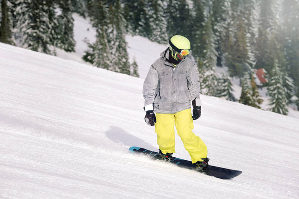 Snowboarder on ski piste - Фото, изображение