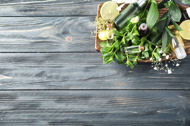 Deska s citrusové silice, vápno a byliny na dřevěné pozadí - Fotografie, Obrázek