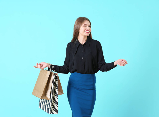 young woman with shopping bags - Fotoğraf, Görsel