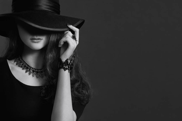 Monochrome portrait of young woman in black clothes and hat  - Foto, Imagem