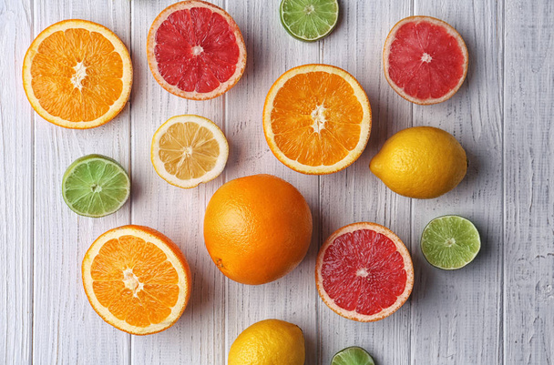 木製のテーブルに新鮮な柑橘系の果物と組成 - 写真・画像