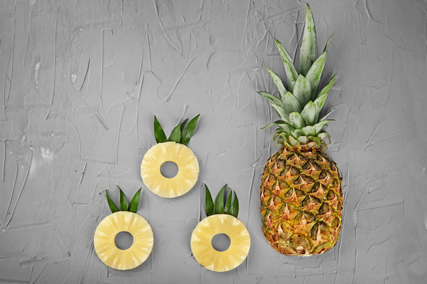 Taze ananas ve gri arka plan üzerine konserve yüzük - Fotoğraf, Görsel