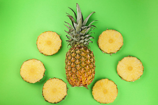 Összetétele friss egész ananász és a szelet, a háttér színét - Fotó, kép