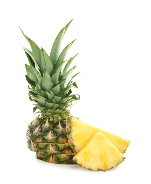 Reife Ananas in Scheiben geschnitten auf weißem Hintergrund - Foto, Bild