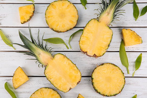 Komposition mit geschnittenen Ananas auf hölzernem Hintergrund - Foto, Bild