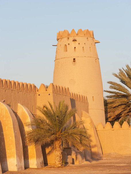 Une tour à Al Jahli Fort
  - Photo, image