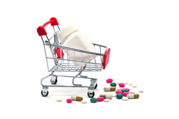 多くの薬物やショッピングカートの白いプラスチック製のボトルと錠剤  - 写真・画像