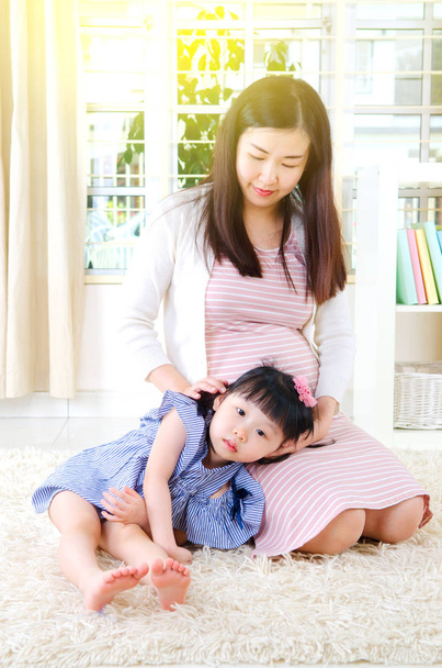 asiatische schwangere Frau und Tochter - Foto, Bild