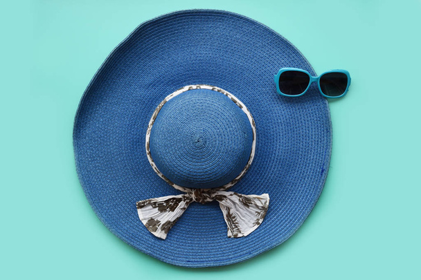 Sombrero de verano y gafas de sol para fondo
 - Foto, imagen