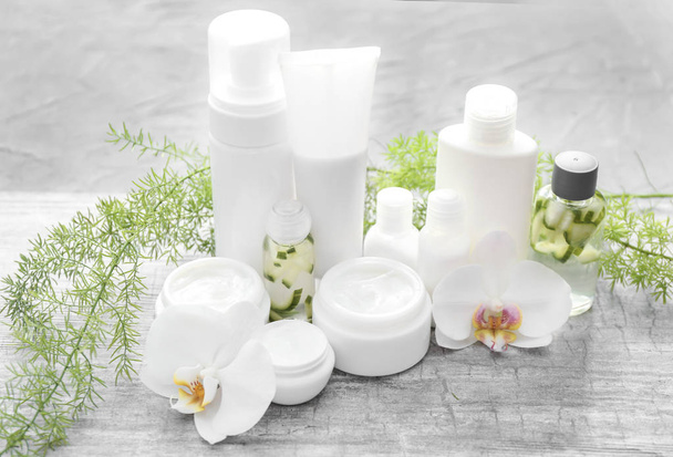 Conjunto de cosméticos naturales con extracto de hierbas sobre mesa gris
 - Foto, Imagen