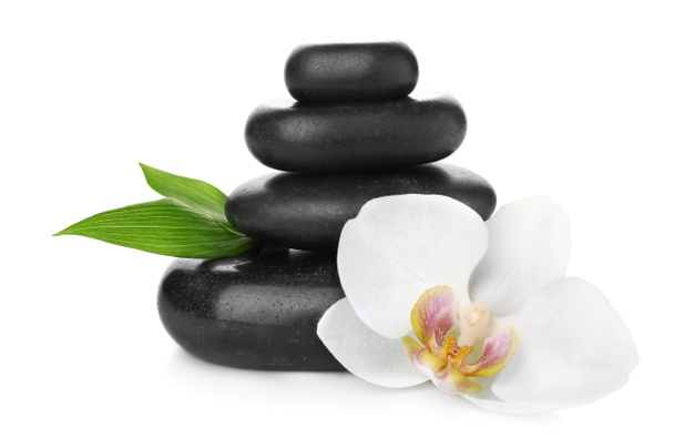 Stapel von Wellness-Steinen und schöne Blume auf weißem Hintergrund - Foto, Bild