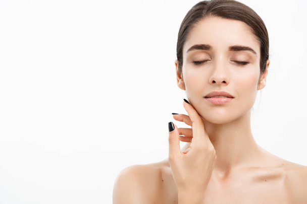 Schoonheid en Skin care concept - close-up van de mooie jonge vrouw aanraken haar huid op witte achtergrond. - Foto, afbeelding