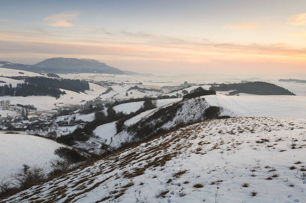 Villaggio nella regione di Turiec con vista sulla catena montuosa Velka Fatra in inverno
. - Foto, immagini