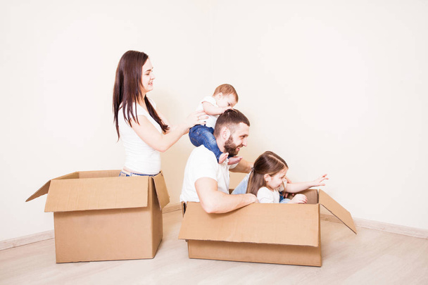 Family in boxes at new home - Fotoğraf, Görsel