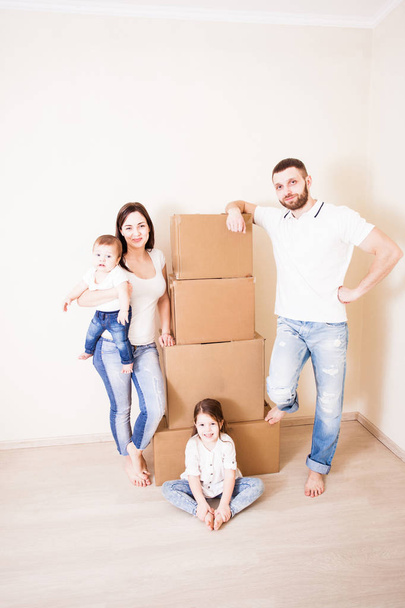 glückliche Familie packt Kartons - Foto, Bild