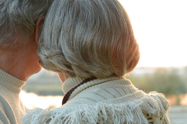 Gelukkig bejaarde echtpaar op de prachtige zonsondergang  - Foto, afbeelding