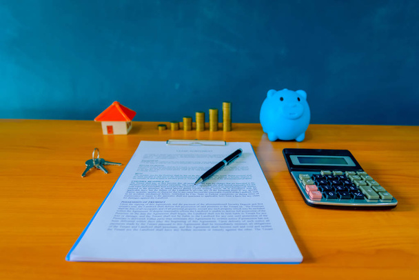 Hypothekenvertrag zum Verkauf von Immobilien mit Stift und Hausschlüsseln - Foto, Bild