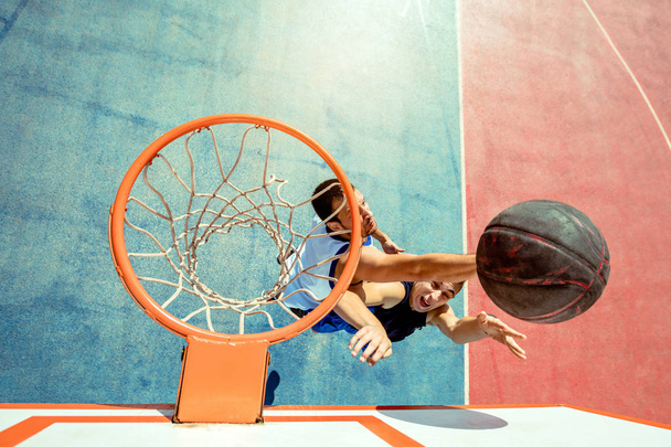 Wysoki kąt widzenia koszykarza zanurzenie koszykówki w obręczy - Zdjęcie, obraz