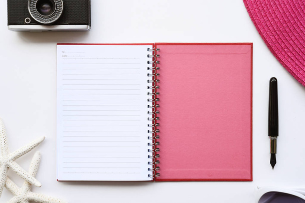prázdné notebook s příslušenstvím a pera izolovaných na bílém pozadí - Fotografie, Obrázek