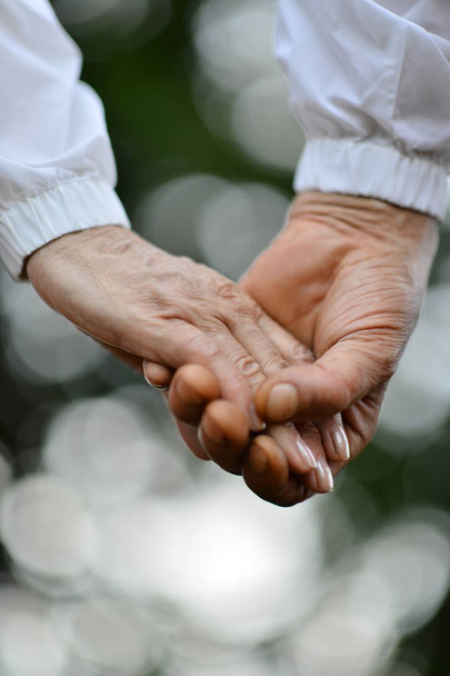 手をつなぐ老夫婦 - 写真・画像