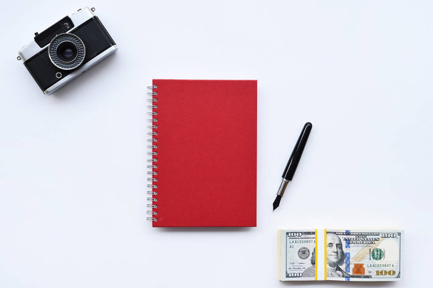 notebook em branco com acessórios e caneta isolada em fundo branco
 - Foto, Imagem