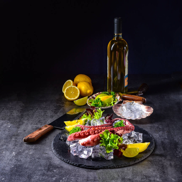 raw octopus on ice, seafood delicacy - Foto, Bild