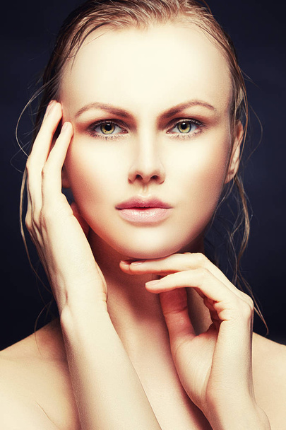 Retrato de mulher jovem com maquiagem natural e mãos perto do rosto
 - Foto, Imagem
