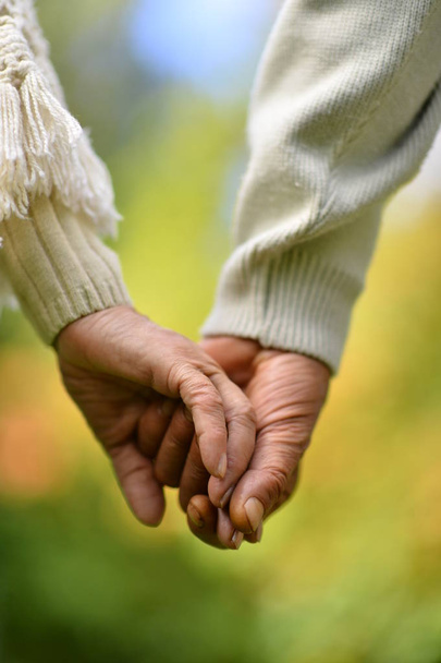 Ouderen paar hand in hand - Foto, afbeelding