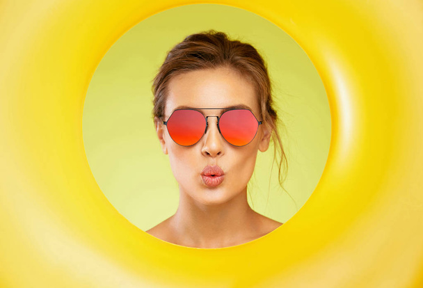 Summer Fun. Beautiful Woman Wearing Sunglasses. - Fotó, kép