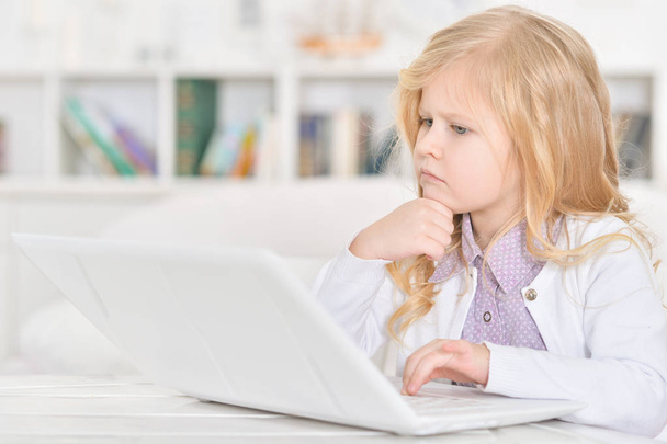 Dizüstü bilgisayar kullanan küçük kız - Fotoğraf, Görsel