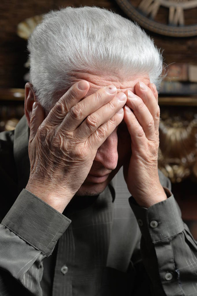 Ritratto di uomo anziano triste in posa a casa
 - Foto, immagini