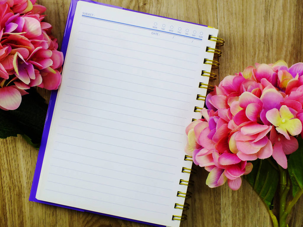 espacio de cuaderno abierto para copia y hermoso ramo de flores
 - Foto, Imagen