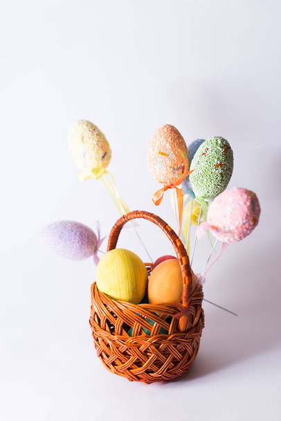 Basket with Easter eggs isolated on white background isolate. - Foto, imagen