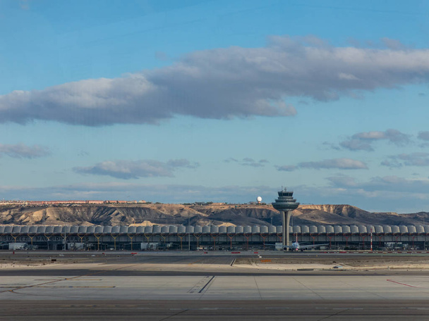 Самолет готовится к взлету на взлетно-посадочной полосе Терминала Т4 аэропорта Адольфо Суарес Мадрид Барахас. Барахас является основным международным аэропортом, обслуживающим Мадрид в Испании
. - Фото, изображение